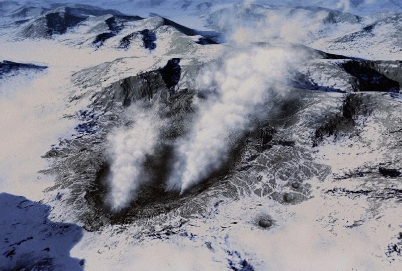 Krasinsky陨石坑，位于大陆Shezna山脉，因为是雪山，至今还能见到中心会有水蒸气冒出