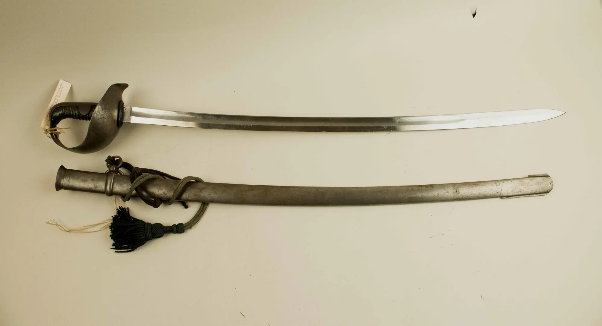 19世纪的英式军刀，军刀几乎统治了近代西欧军队的随身刀剑，也是现代击剑运动中佩剑项目的鼻祖（由军刀的练习剑演变）
