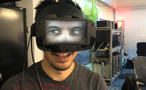图为去年Oculus公布的一个研究，可以通过VR头显看到使用者的眼部表情，个人感觉极其诡异。      在7月份Facebook曾透露目前有百分之十七的团队致力于AR/VR领域研究，Oculus目前研发团队规模应该已经过万，在目前应该是XR领域规模最庞大的研发团队了
