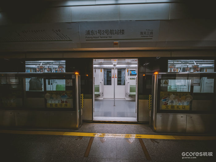 连接两个机场的2号线,始发站加上走的早几乎没有人