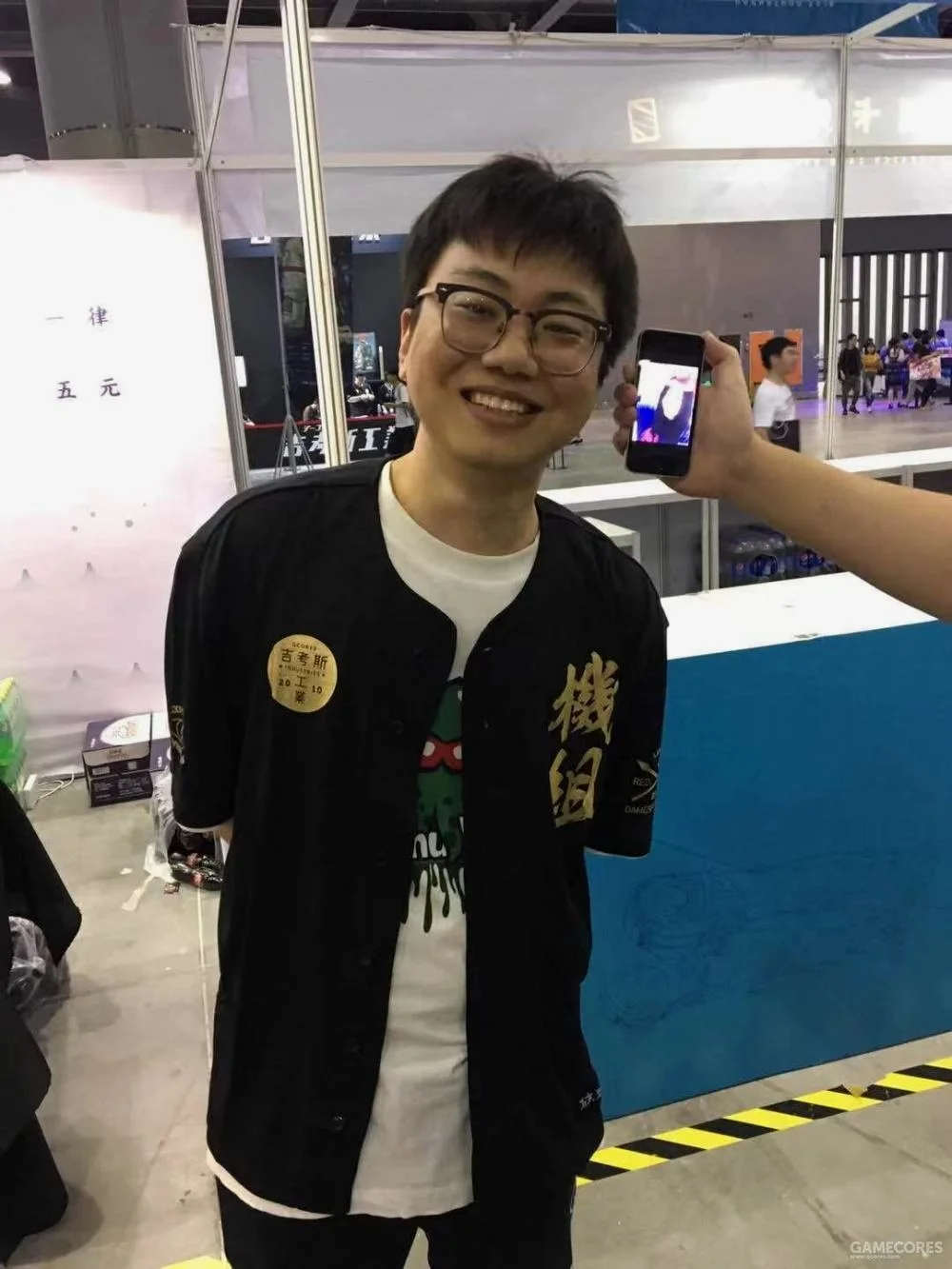 继北京8th后，广核现场再次让Yoko与偶像哈英雄云合影