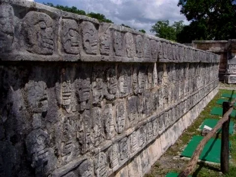 墨西哥坎昆城遗址的颅骨雕刻墙，2009年