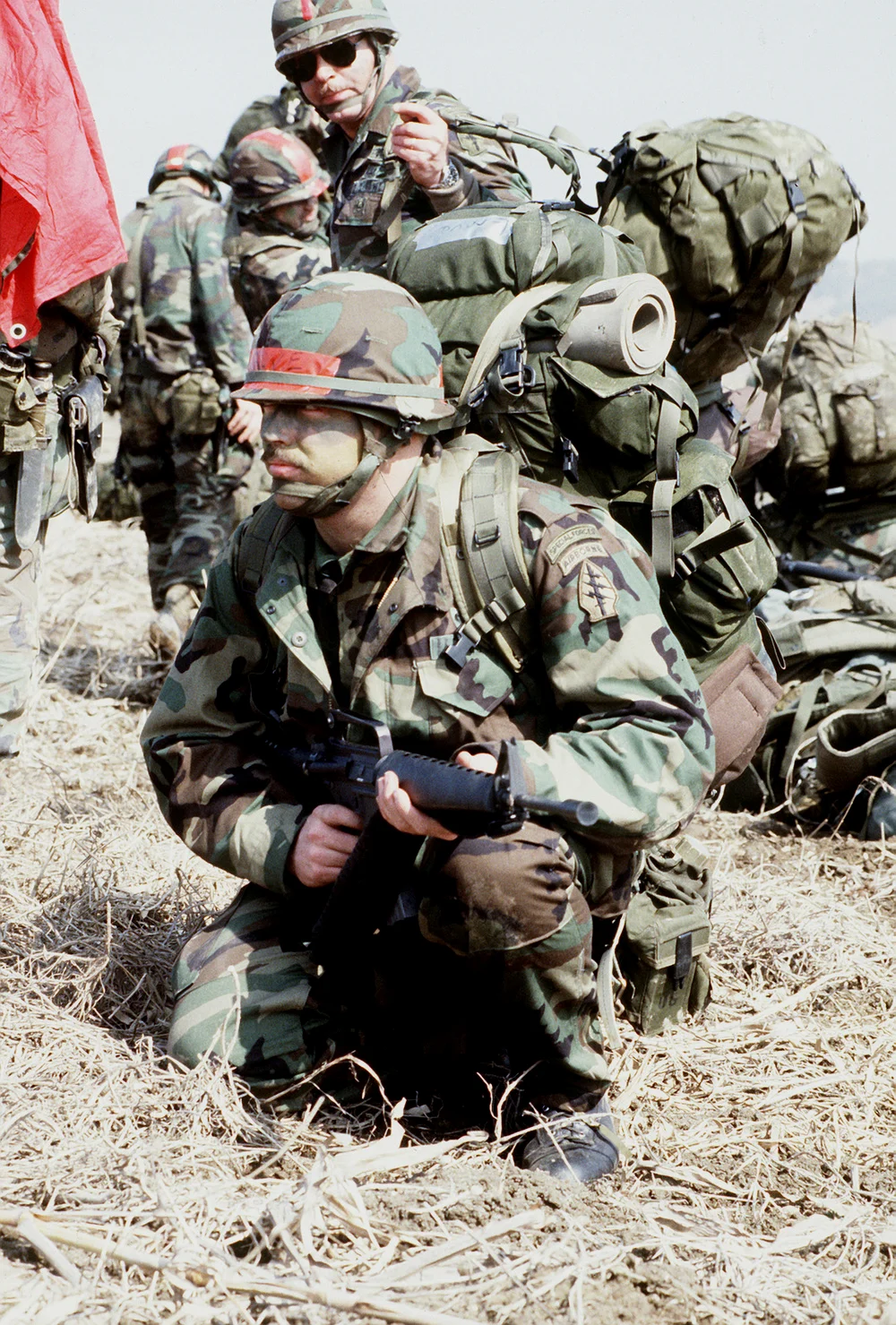 到了80年代，美军计划列装新的背包装具替换掉ALICE背囊，图为1985年在韩国参加“TEAM SPIRIRT 85'”演习任务的1st SFG特战队员，身背当时还在测试的L.C.S.-84型背包