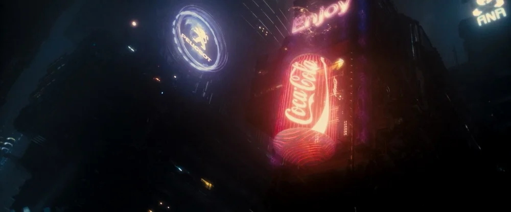 《2049》中的可口可乐，左边是标致（PEUGEOT），右边是全日本空输株式会社（ANA）