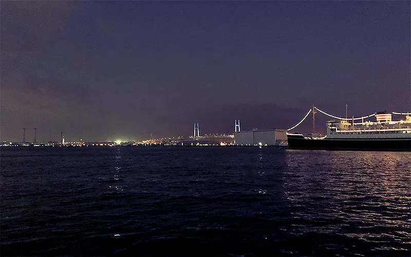 现实生活的实际场景：从便利店休息处远眺横滨海湾大桥
