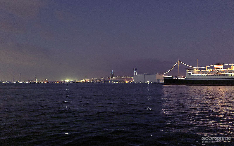 现实生活的实际场景：从便利店休息处远眺横滨海湾大桥