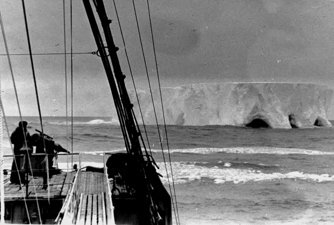 从捕鲸船上看南极的冰山