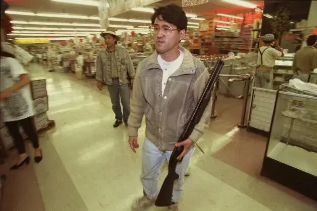 超市里巡逻的韩国人