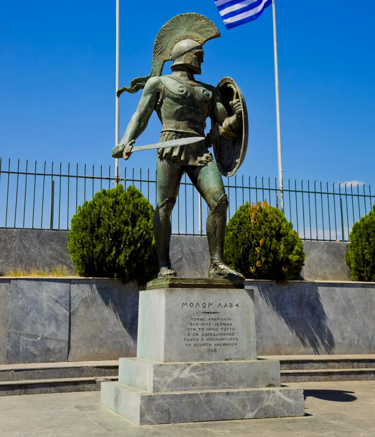 位于今天的斯巴达市内的列奥尼达塑像，雕刻于1968年，比较形象地表现了一位斯巴达武士的样子