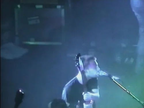 Thom 在2000年多伦多表演 The Bends 的中途更换吉他的照片。请注意画面左侧1号 Rickenbacker 的琴头。
