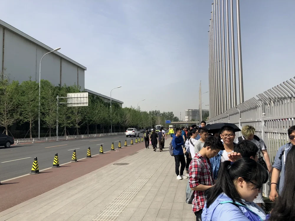 围栏外面都排过了拐角
