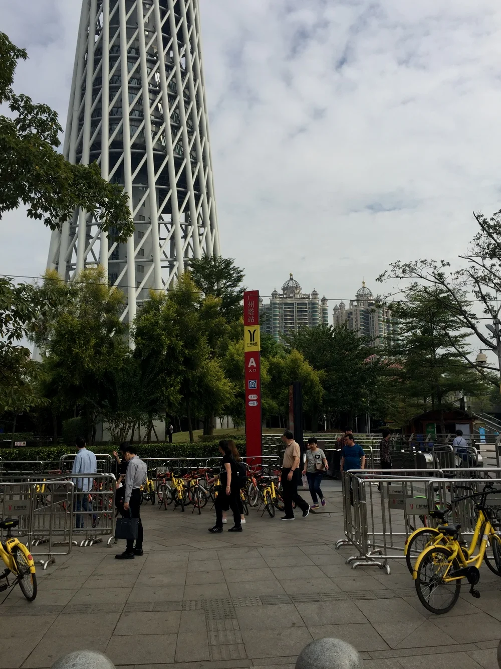 A出口出站身后就是广州塔。