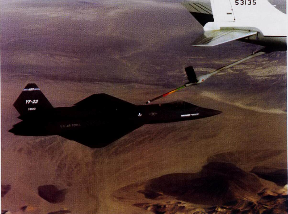 1990年9月14日的第4次试飞中，YF-23 PAV-1进行了首次空中加油试验。一架KC-135负责为YF-23 PAV-1进行空中加油。和其他采用硬管加油系统的战斗机一样，受油口位于驾驶舱后的背部。