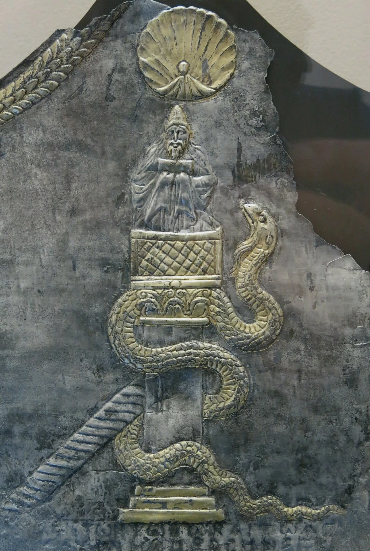 六世纪的一块浮雕，上面雕刻了石柱上的西门，缠绕在石柱上的蛇象征恶魔的诱惑，上方的扇贝表示纯洁的精神