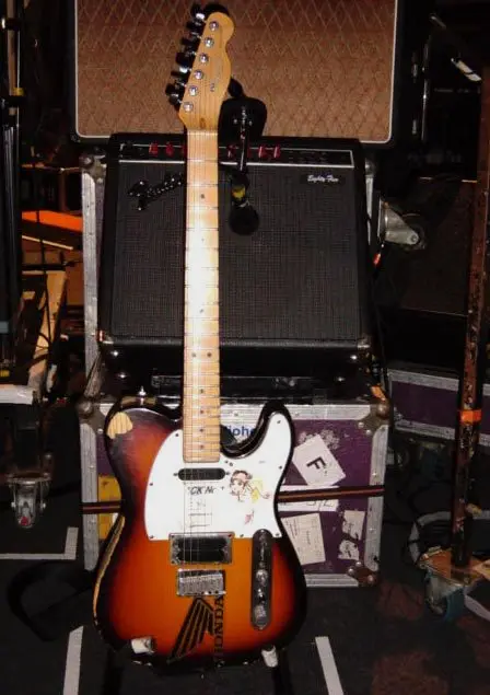 一张照片：Jonny 的 Telecaster Plus，他的 Fender Eighty-Five，以及他的 Vox AC30的下半部分。你可以看到他不用的 “OVER DRIVE” 频道的设定都是零。这张照片原由 Plank 于2006年5月19日，Radiohead 巡演期间拍摄。[1]