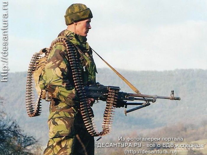 采用专用弹链背包的俄军士兵 战争中使用背包携带弹链的俄军士兵 战争