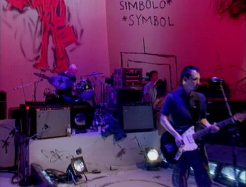 Thom 和他最昂贵的音箱——Twin Reverb，图片出自 Later...With Jools Holland（1997年5月21日）。