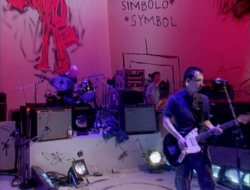 Thom 和他最昂贵的音箱——Twin Reverb，图片出自 Later...With Jools Holland（1997年5月21日）。