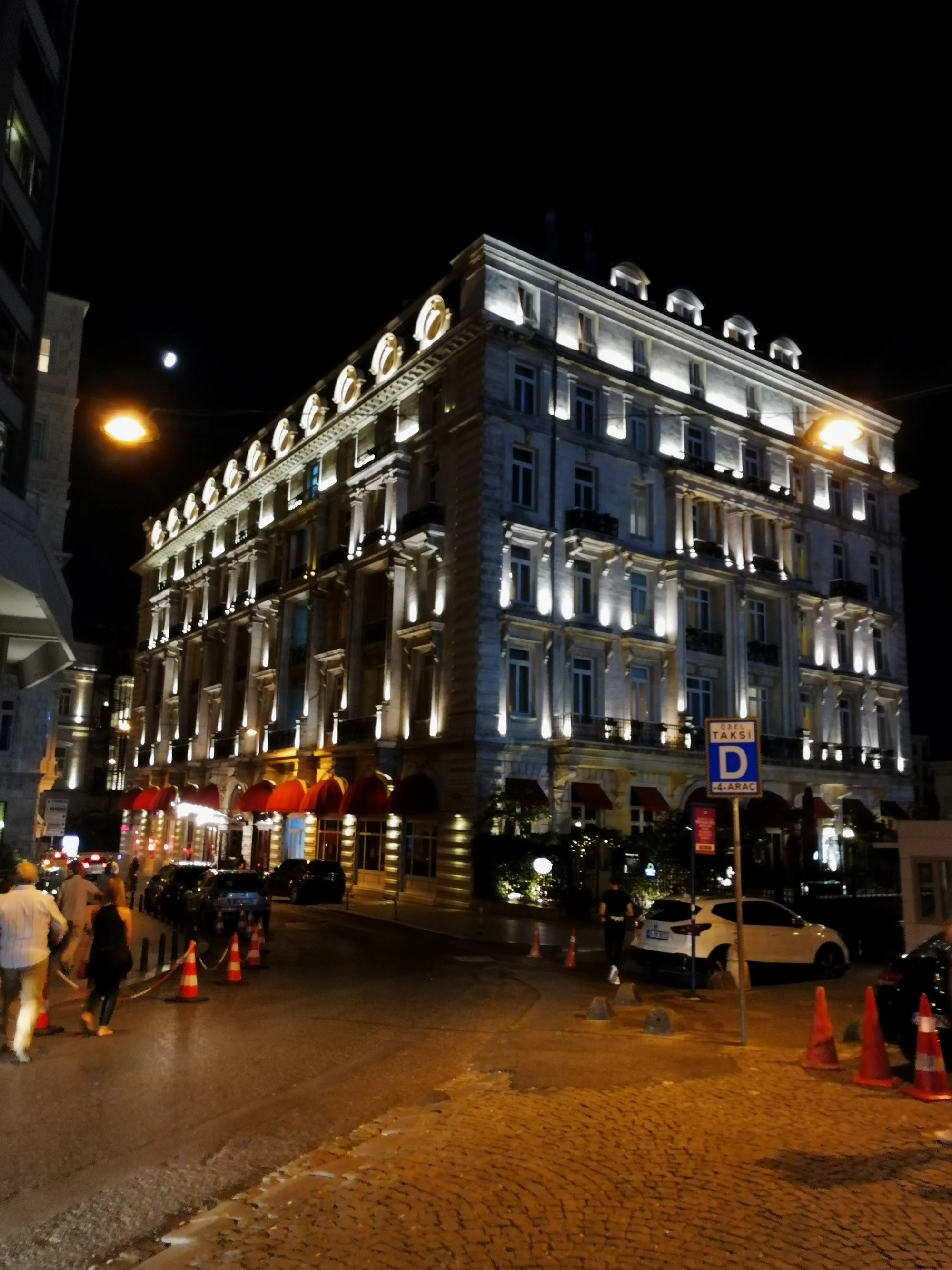 佩拉宫的午夜  作者供图