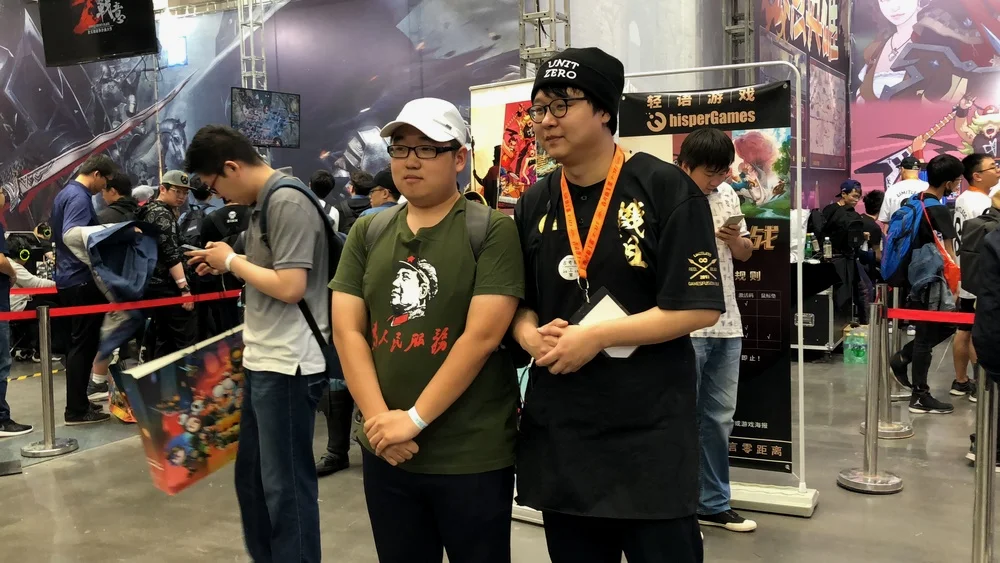 与热情粉丝亲切合影