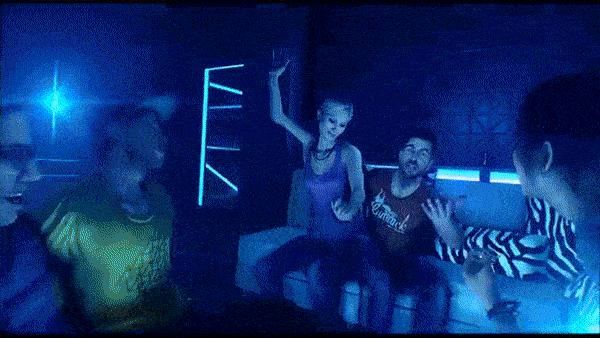 《孤岛惊魂3 FarCry3》开头 - 飞机头匪头会拿着主角们的数码相机嘲讽主角，之后就是紧张的夜晚丛林逃脱