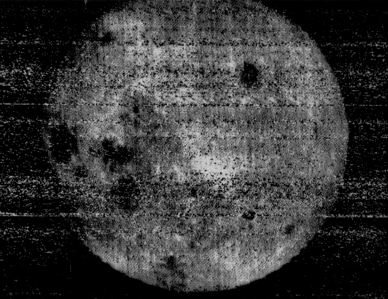 月球3号首次在绕月轨道上近距离拍摄了月球的照片