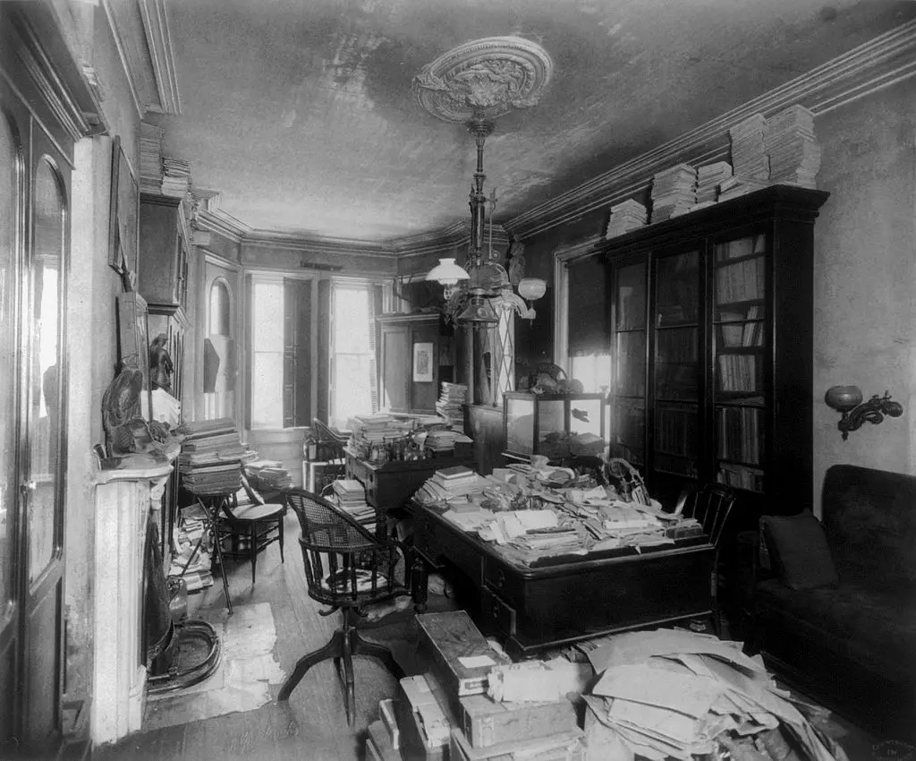 1897年拍摄的科普松树街房间的照片，很杂乱。