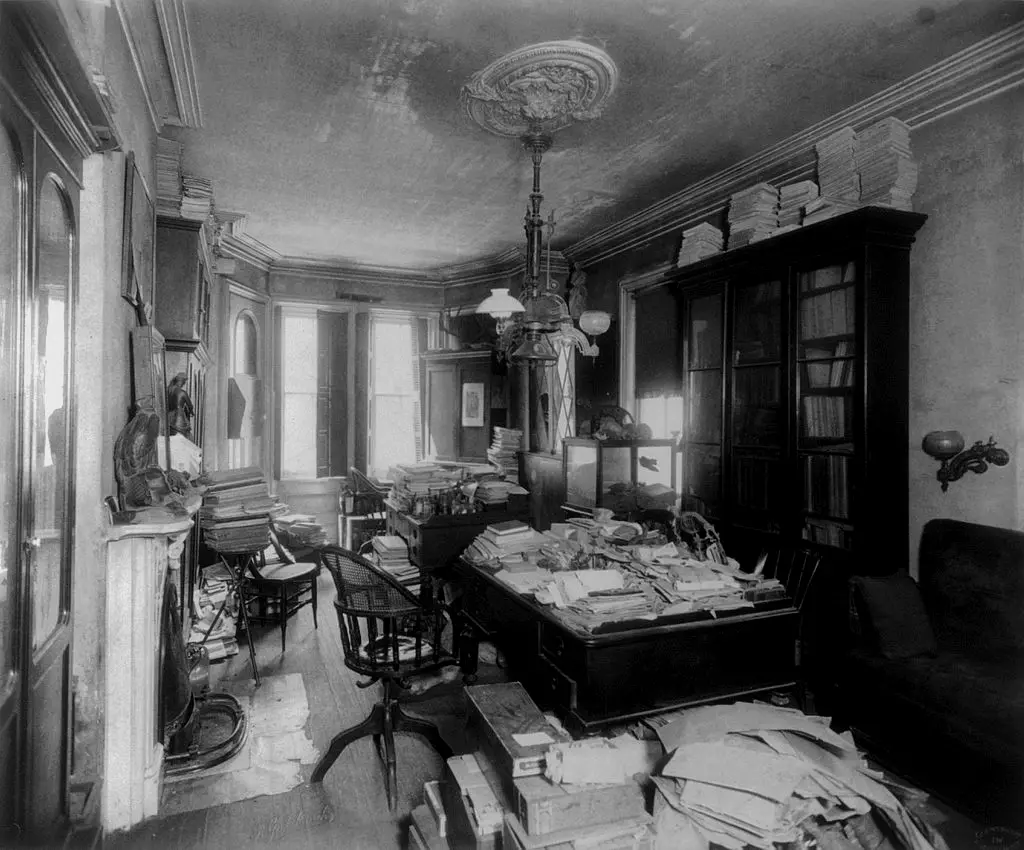 1897年拍摄的科普松树街房间的照片，很杂乱。