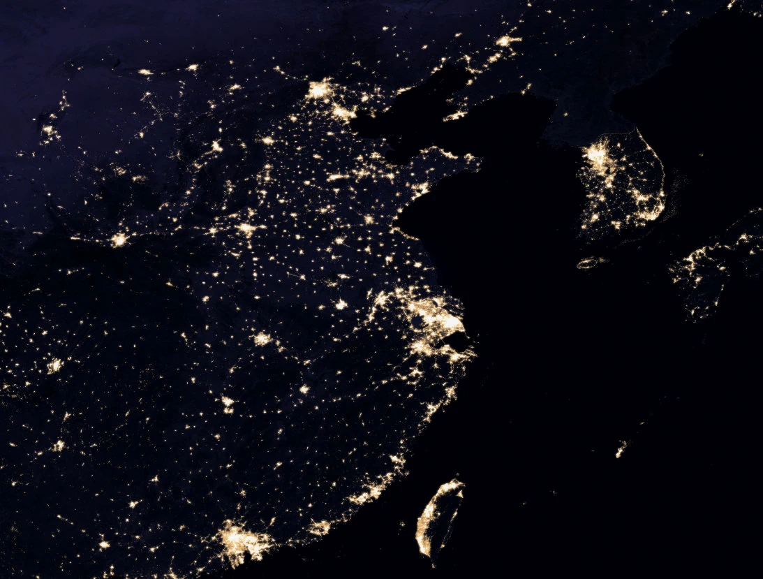 中国的三大城市群可以从夜晚的灯光密度很容易地看出来