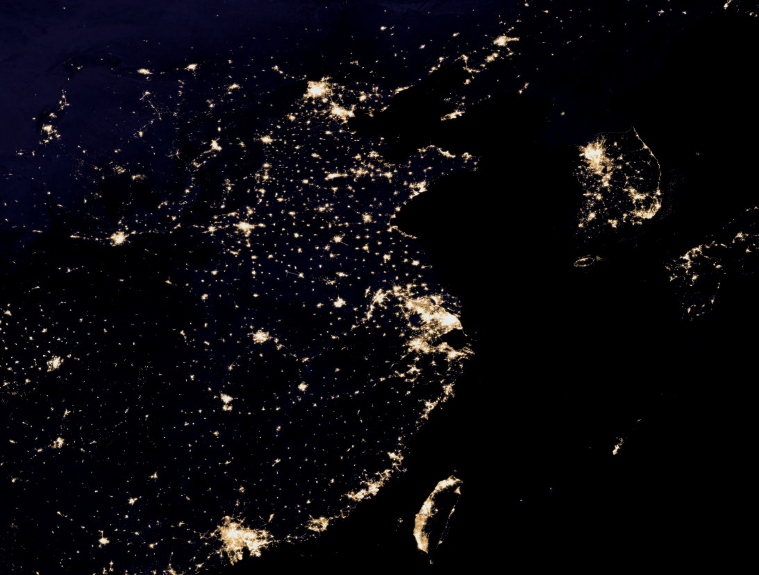 中国的三大城市群可以从夜晚的灯光密度很容易地看出来