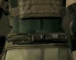 Meryl在特定過場動畫中不帶挎包，這時候就可以清晰看到安裝在腰封后腰部位的戰術刀