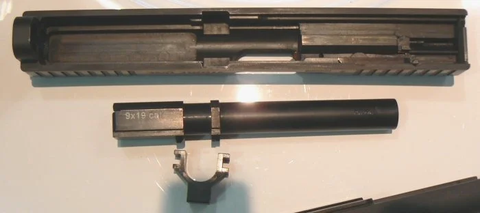 AF-1的套筒、枪管和Y型卡铁