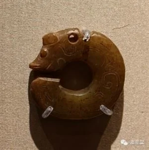 殷墟妇好墓出土玉龙挂件，曾贴身放在墓主人胸前