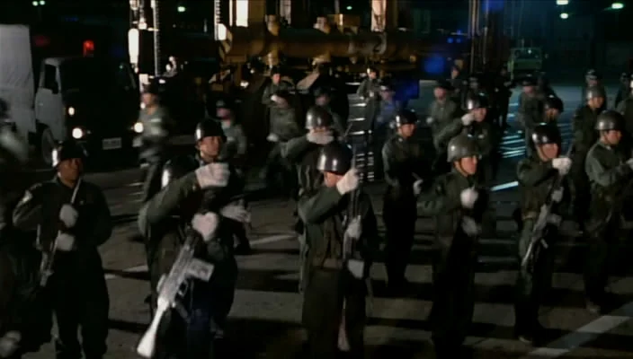 《哥吉拉vs王者基多拉》中使用64式自动步枪并身穿65式作业服的自卫队员
