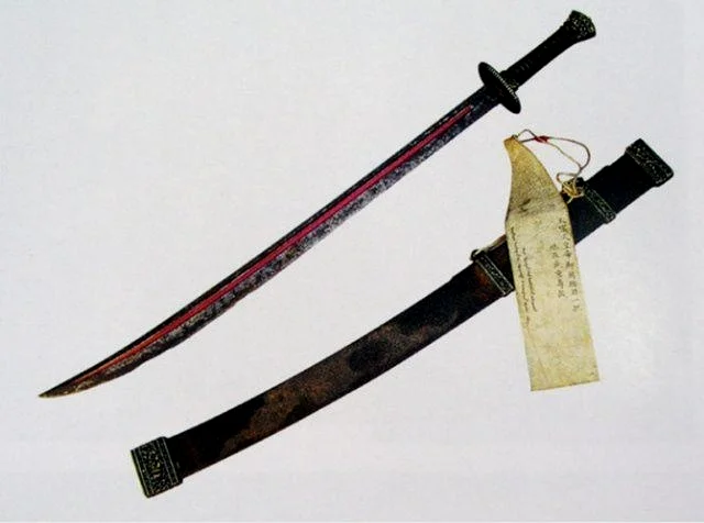 努尔哈赤腰刀，一把典型的雁翎刀，刀身有战损，证明这把刀并非摆设。