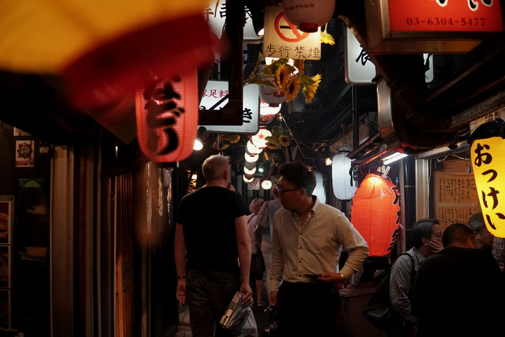 新宿夜晚的“思い出横丁”，外国人渐渐多了起来