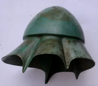 维奥蒂亚盔，顶部往往也有装饰。远在中亚的希腊-巴克特利亚王国的军队使用的也是这种头盔（据说张骞到过的大苑就是这个王国的一部分）。头盔完全不影响骑兵的感官能力。