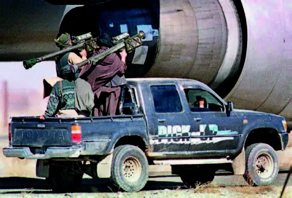 看看这辆塔利班防空战车，两个手持毒刺导弹的士兵加一辆Hilux