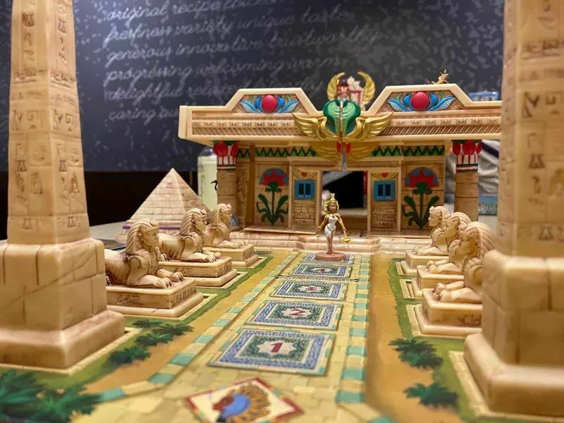 埃及艳后的宫殿组件中内置磁石，方便玩家拼搭，不像老版本那样都是平摆浮搁，很容易散落。