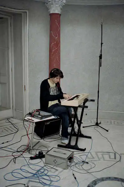 Jonny 于2006年9/10月的 In Rainbows 录制期间在 Tottenham House 的“round room” 配合他的 Baldwin Discovere 键盘使用 Ashdown 音箱。[2]