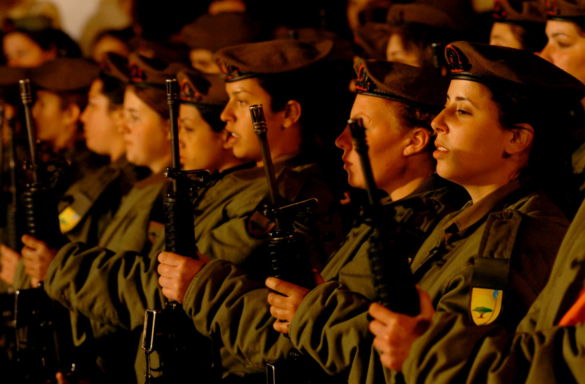 入伍宣誓中的第33营女兵，她们戴绿贝雷帽，穿红色军靴。多数步兵来自“纳哈尔”（Nahal，即“青年战斗先锋队”），少数自愿加入