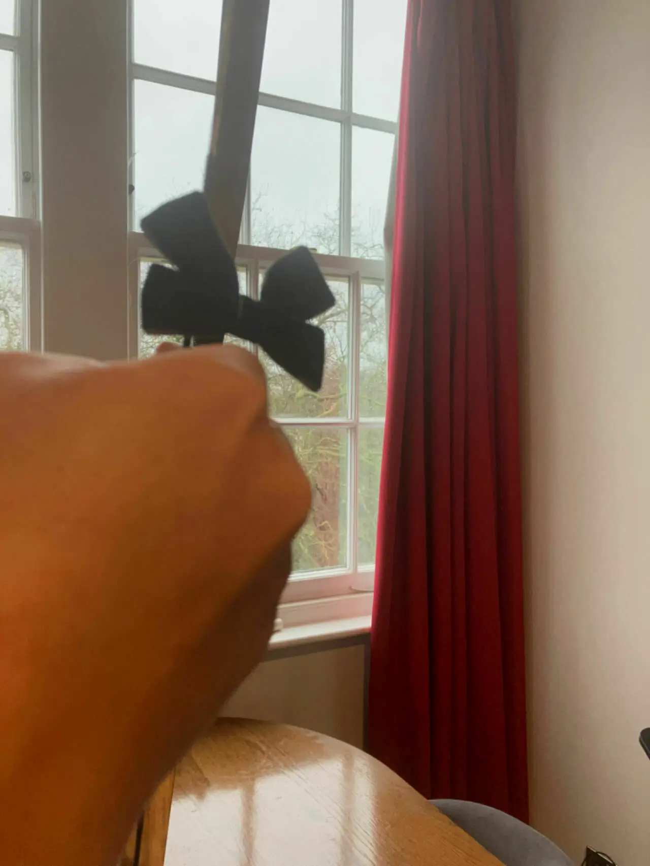 地中海拉法，顺时针扭矩让发卡，也就是箭，产生顺时针倾向。如果搭在弓的左边，就会贴向弓；在右边，就会远离弓。