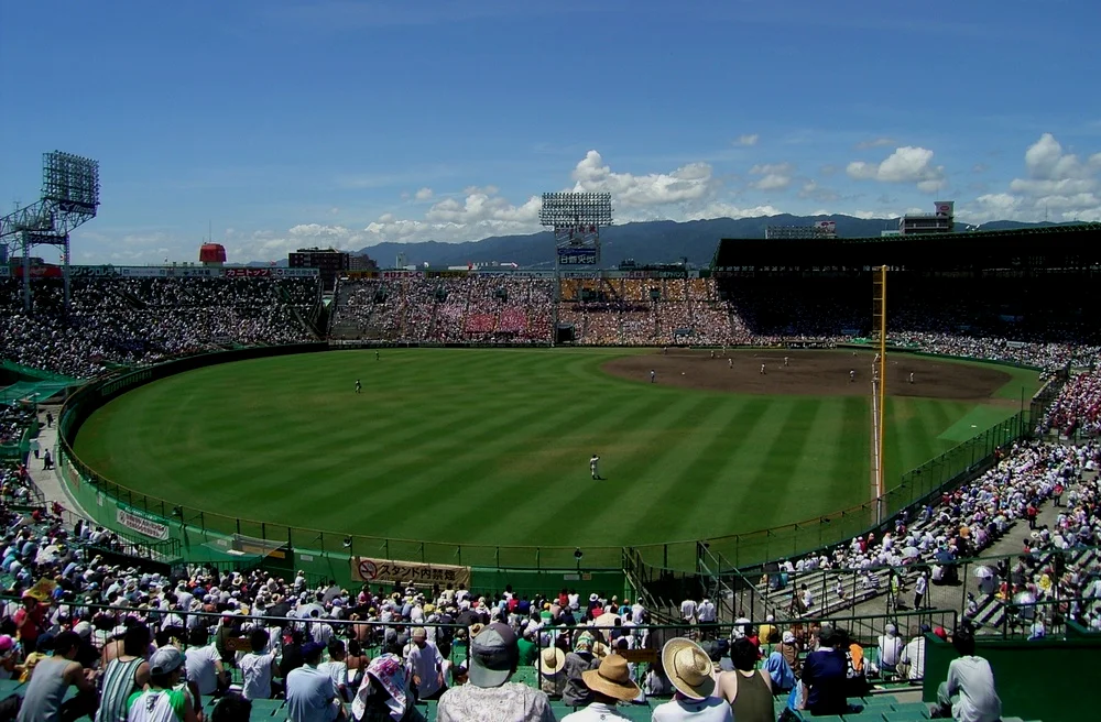 于大正13年（1924年）建成位于兵库县的甲子园棒球场，与位于东京的明治神宫棒球场并称日本棒球圣地