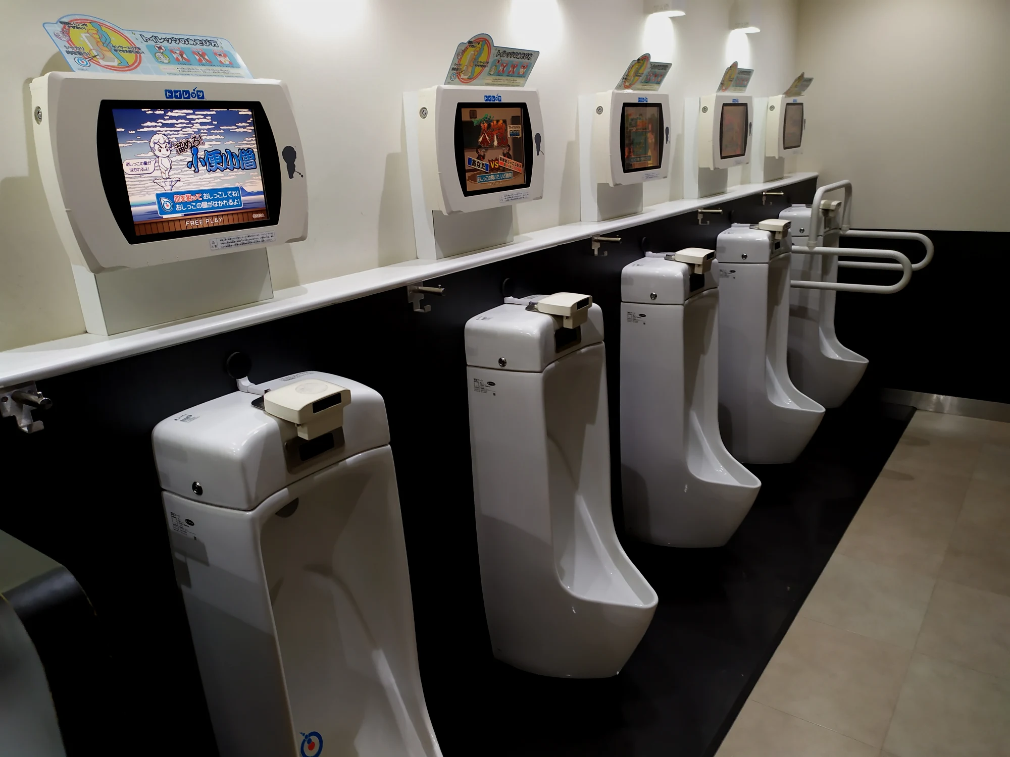 台场那边有些厕所连尿尿都是可以玩游戏的……一般就是要求你尿在特定的区域里，然后测强度和尿量什么的……