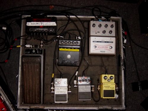 一张照片：2006年6月中期 Jonny 的效果器板（stringsreunited）。