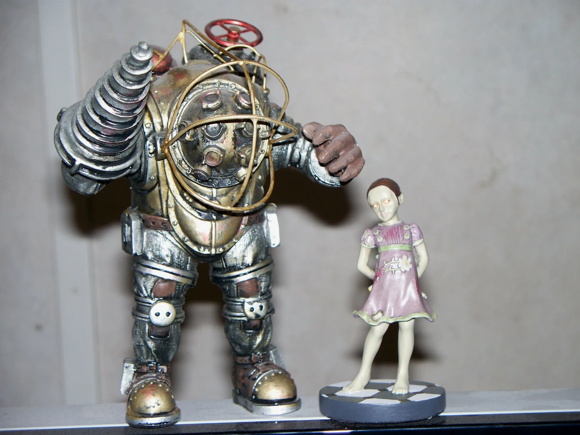大老爹雕像与小妹妹雕像，作者：ZippingMeteor@Deviantart
（网址：https://www.deviantart.com/zippingmeteor/art/Bioshock-Figures-108139355）