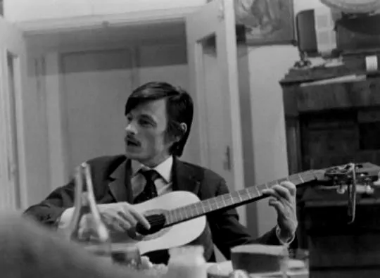 上世纪七十年代一张十分珍贵的照片，塔可夫斯基的吉他弹唱