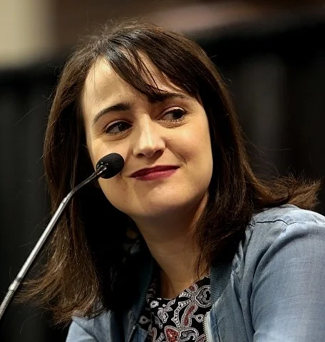 Mara Wilson, 配了名字超长的The Faceless Old Woman Who Secretly Lives in Your Home。目前专注于写作
