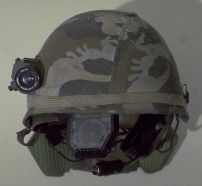 由越战款M1钢盔改造而来的M10防弹头盔，装备了战斗摄像机、夜视镜和耳麦