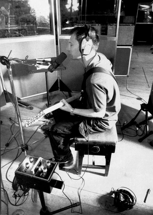 1997年 BBC Radio 1现场表演时的 Thom（Tom Sheehan 摄）。他的两台‘65 Reissue Twin Reverb 音箱在他们的航空箱上面。